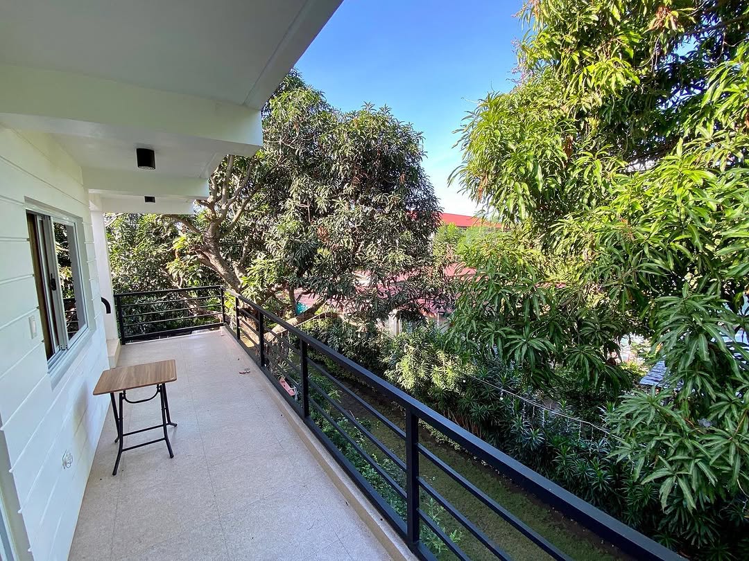 Second floor balcony room